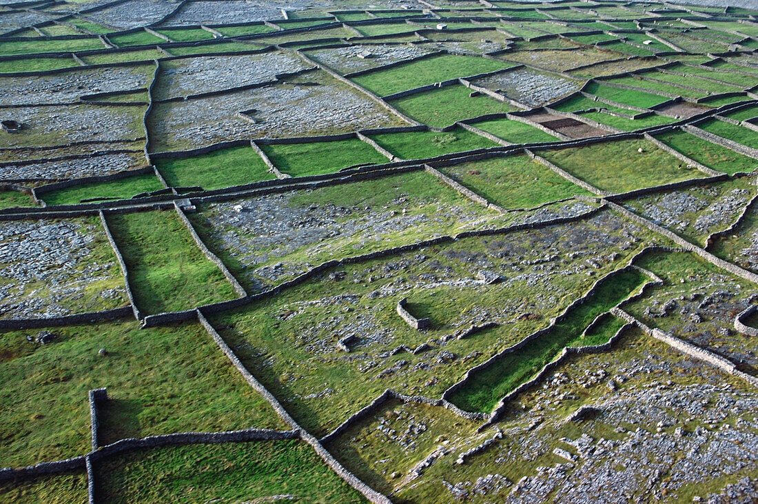 Luftaufnahme von Ackerland und Trockenmauern, Republik Irland