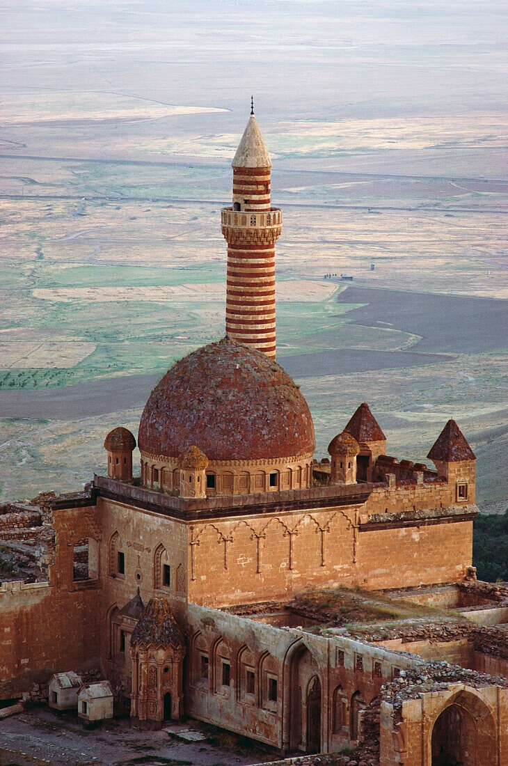 Erhöhte Ansicht einer Moschee in einem Palast, Ishak Pasha Palace, Dogubeyazit, Türkei