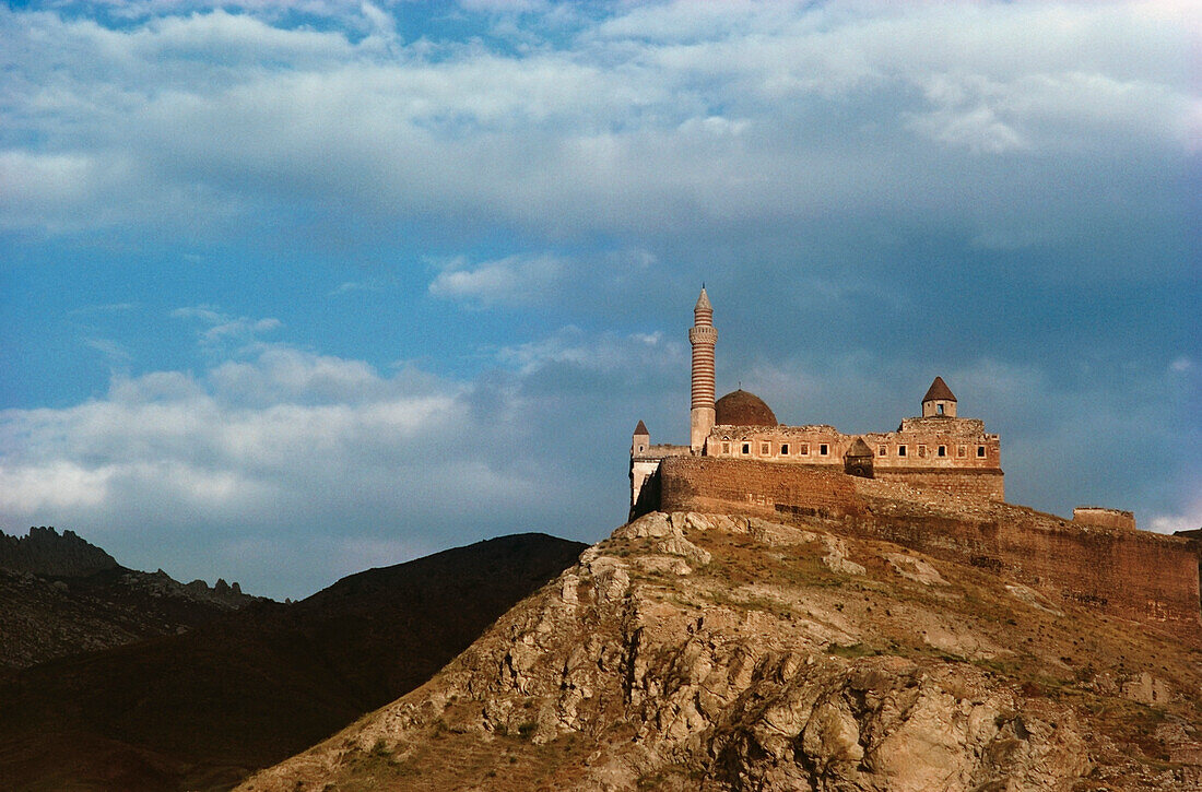 Untersicht des Palastes auf einem Hügel, Ishak Pasha Palace, Dogubeyazit, Türkei