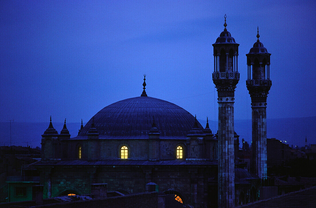 Moschee in der Abenddämmerung, Konya, Region Zentralanatolien, Türkei
