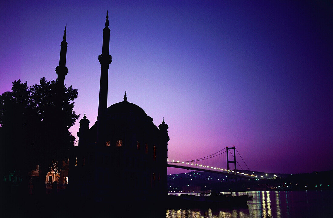 Silhouette der Moschee mit einer im Hintergrund beleuchteten Brücke, Ortaköy-Moschee, Bosporus-Brücke, Istanbul, Türkei