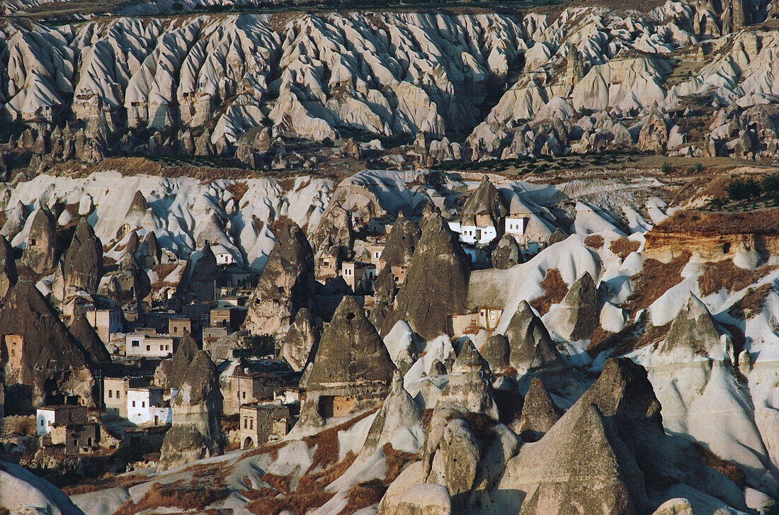 Erhöhte Ansicht der Feenkamine, Pasabagi, Devrent Valley, Zelve, Kappadokien, Türkei