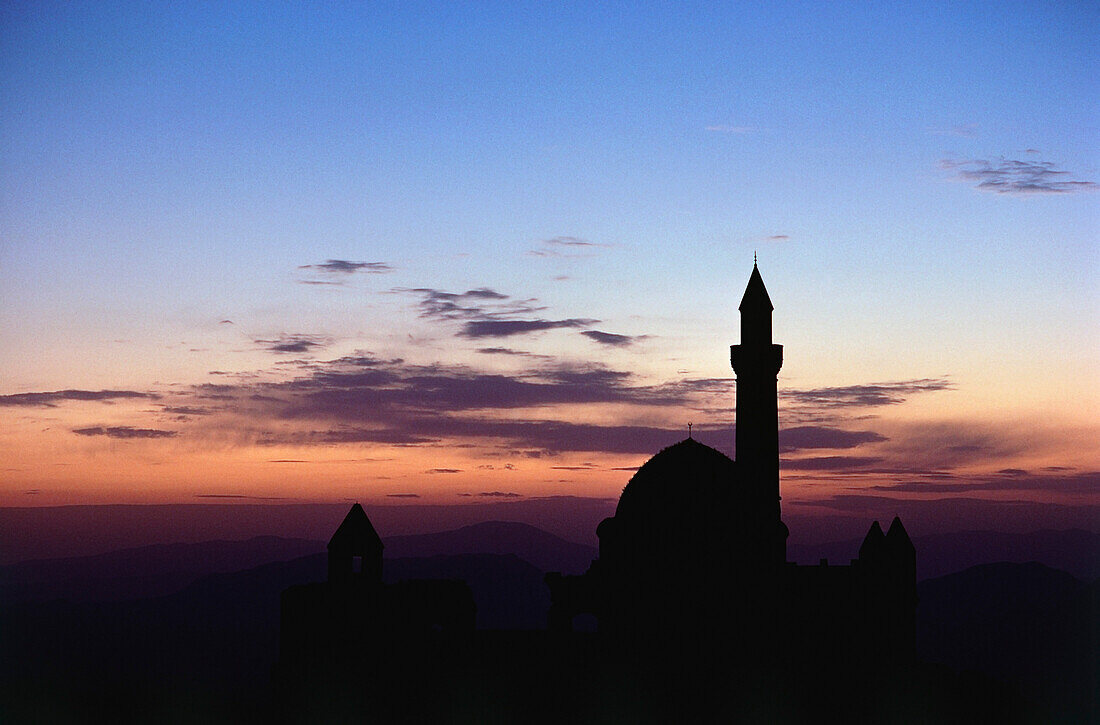 Silhouette einer Moschee in der Abenddämmerung, Ishak-Pascha-Palast, Dogubeyazit, Türkei