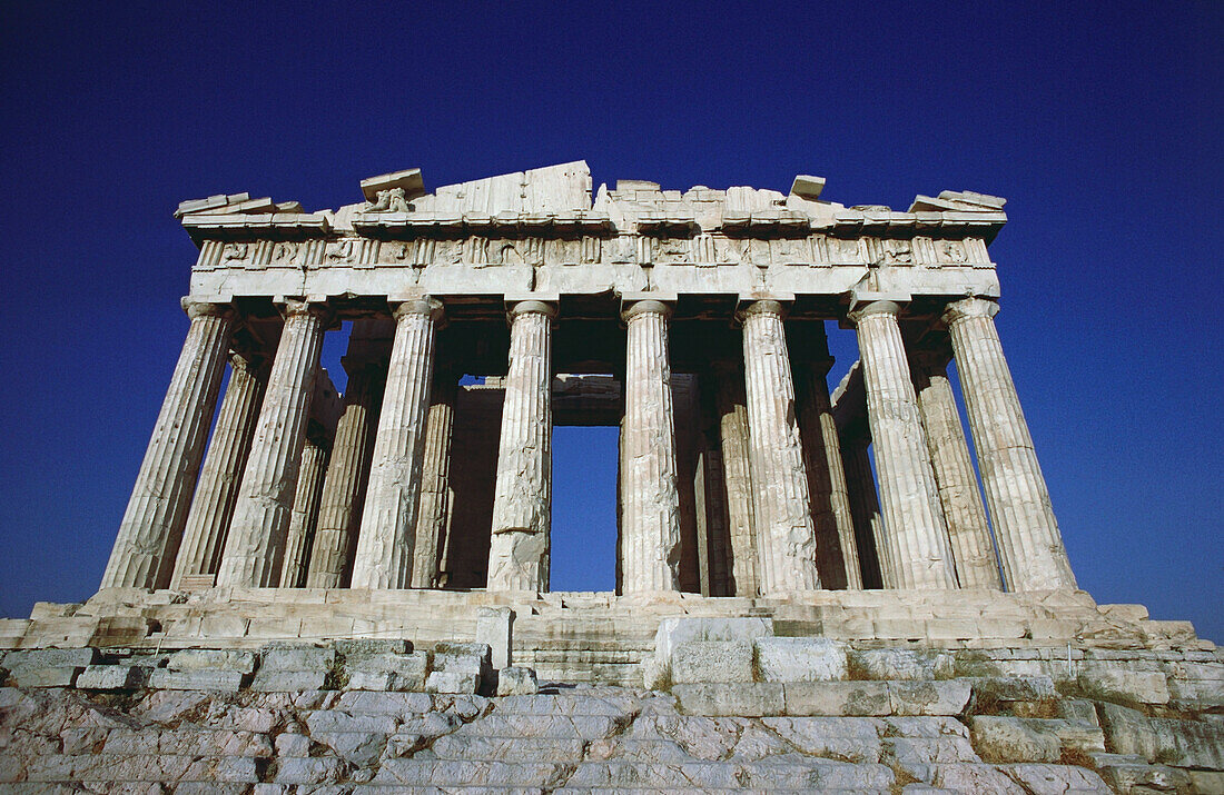 Untersicht der Kolonnade eines antiken Tempels, Parthenon, Athen, Griechenland