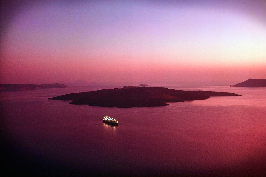 Erhöhte Ansicht eines Kreuzfahrtschiffes im Meer, Santorini, Kykladen, Griechenland
