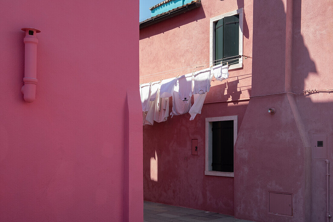 Blick auf Häuserecke mit Wäscheleine mit bunter Hausfassade, Fischerinsel Burano, Venedig, Venetien, Italien, Europa