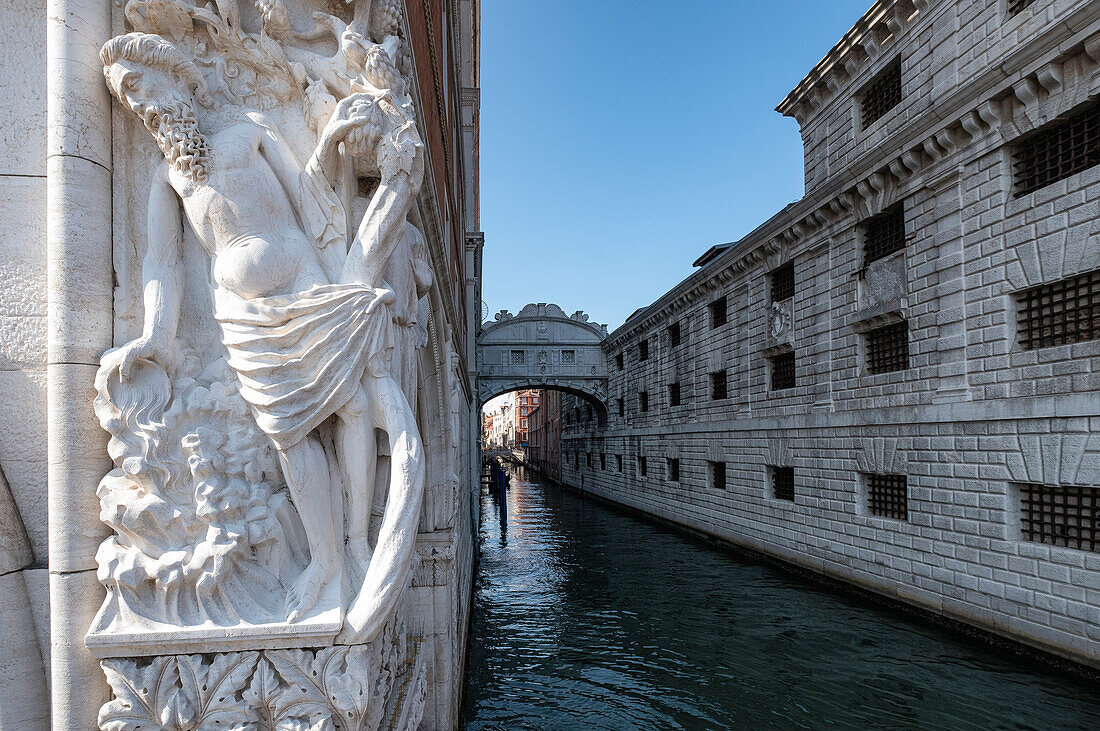 The Bridge of Sighs and the prison, in the foreground the drunkenness of Noah's sculpture, Doge's Palace, San Marco, Venice, Veneto, Italy, Europe