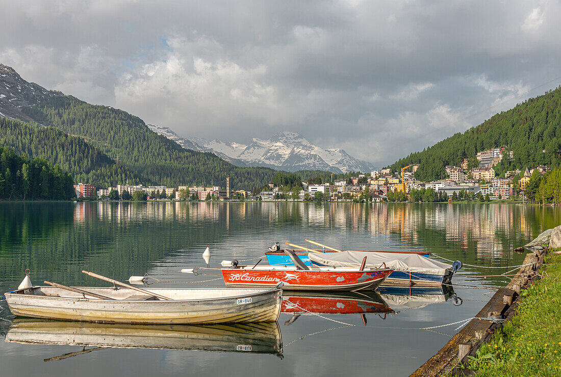 Ruderboote am St.Moritzer See im Frühling mit St.Moritz Bad im Hintergrund, Graubünden, Schweiz