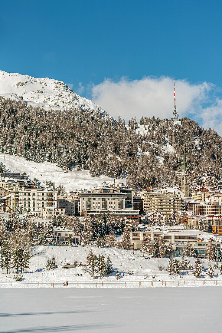 Aussicht auf St. Moritz im Winter, Graubünden, Schweiz