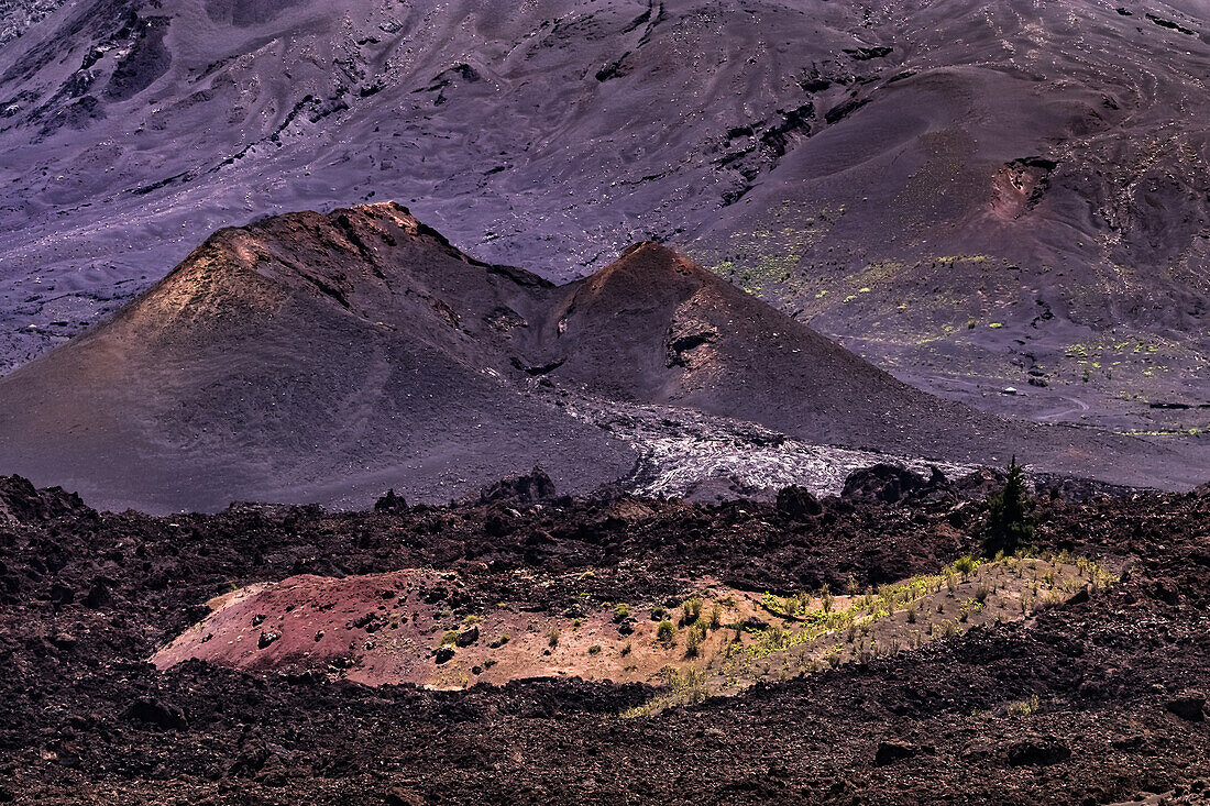 Ein Vulkankrater des Pico de Fogo auf der kapverdischen Insel Fogo im Atlantik