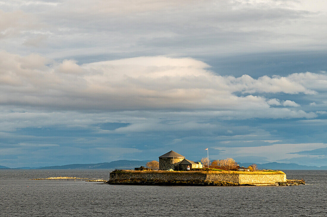 Die Festung Munkholmen im Fjord vor Trondheim, Tröndelag, Hurtigrute, Norwegen, Europa