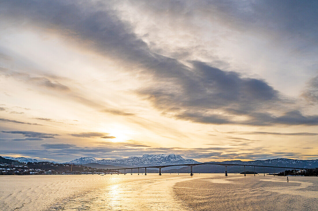 Blick auf die Brücke vor Finnsnes, Troms, Norwegen, Europa