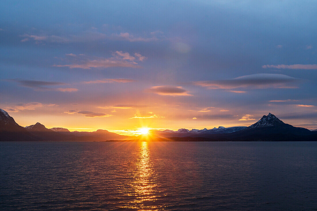 Gebirge im Nordland zum Sonnenaufgang, Hurtigrute, Nordland, Norwegen, Europa