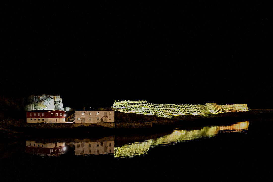 Trockenfischgestelle, angestrahlt, im Hafen von Svolvaer, Lofoten, Nordland, Norwegen, Europa