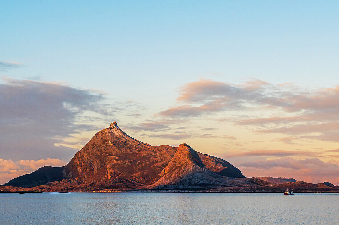 Gebirgszüge am Polarkreis am Morgen, Nordland, Norwegen, Europa