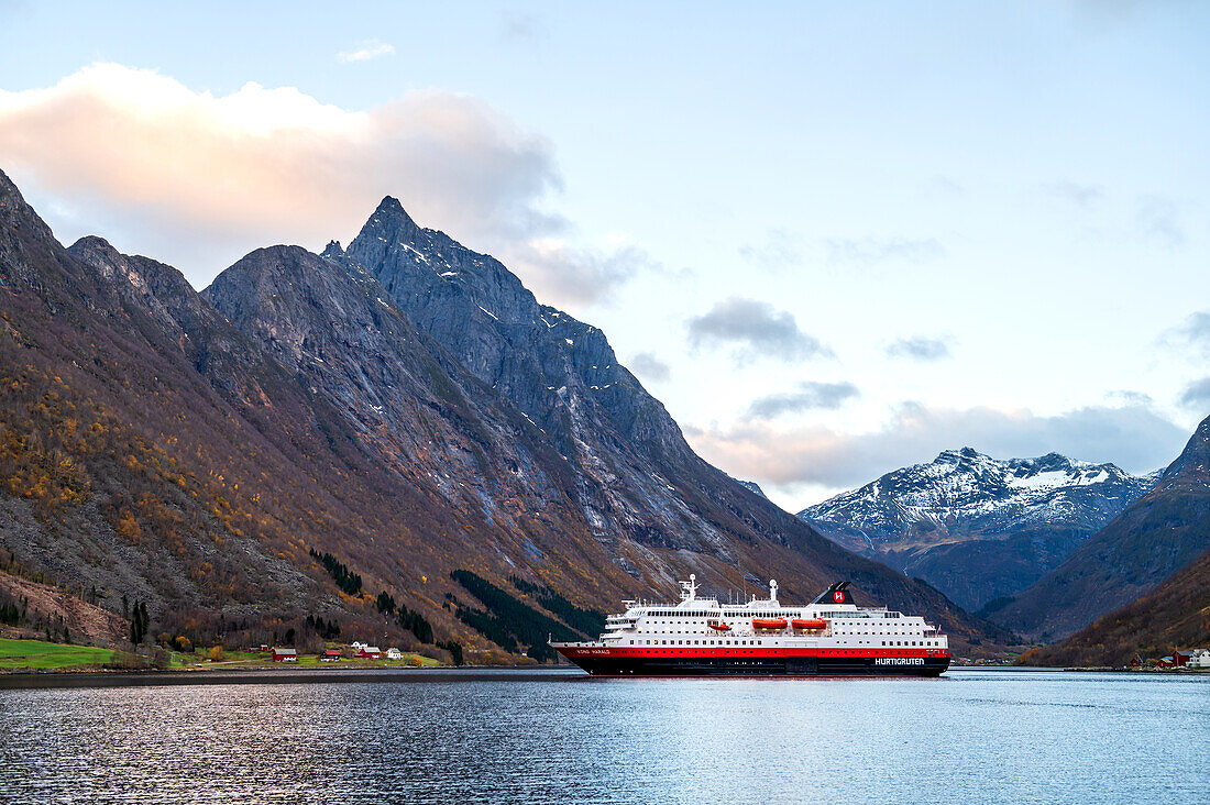 MS Kong Harald im Hjoerundfjord, Moere und Romsdal, Hurtigrute, Norwegen, Europa