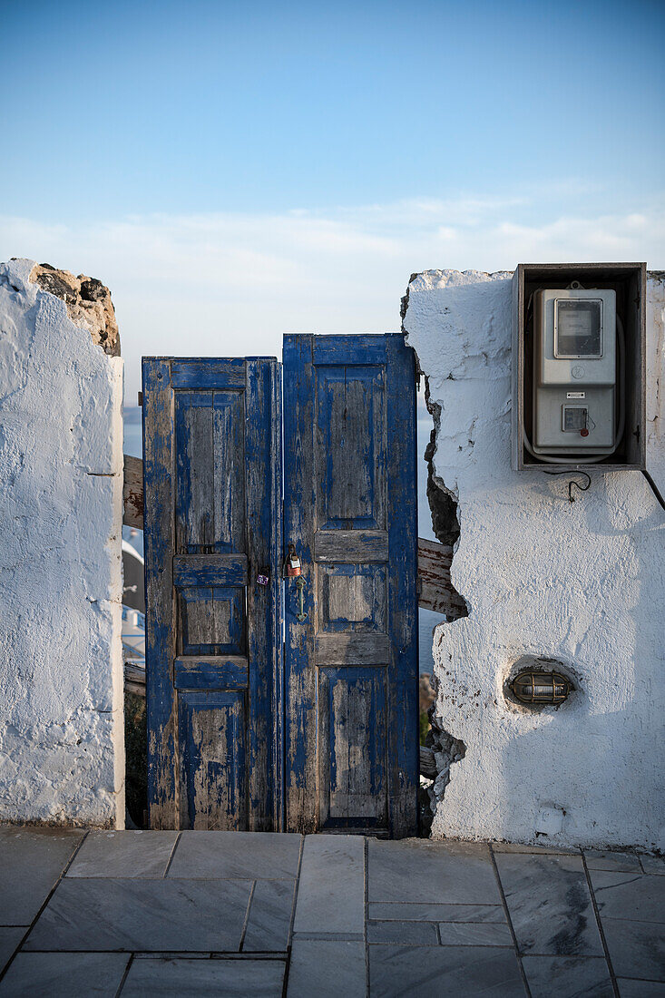 heruntergekommende blaue Holztür, Oia, Santorini, Santorin, Kykladen, Ägäisches Meer, Mittelmeer, Griechenland, Europa
