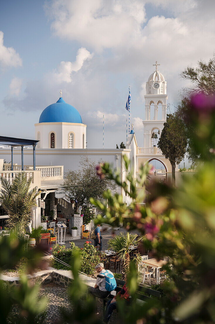 Blaue Kuppel von Griechisch-orthodoxer Kirche im Dorf Megalochiri, Santorini, Santorin, Kykladen, Ägäisches Meer, Mittelmeer, Griechenland, Europa