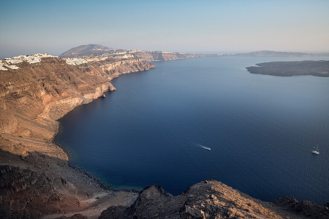 Blick von Fira auf die Caldera von Santorini, Santorin, Kykladen, Ägäisches Meer, Mittelmeer, Griechenland, Europa