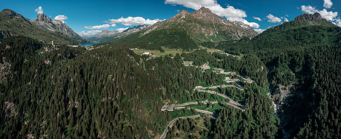 Malojapass im Sommer in den Schweizer Alpen in Graubünden von oben