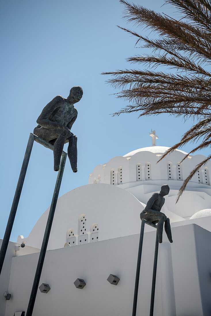 Bronze Skulpture vor Griechisch-orthodoxer Kathedrale im Zentrum von Fira, Santorini, Santorin, Kykladen, Ägäisches Meer, Mittelmeer, Griechenland, Europa