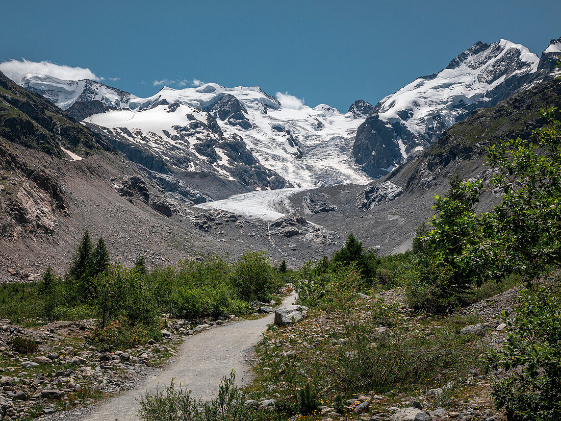 Wanderweg am Morteratsch Gletscher im Engadin in den Schweizer Alpen im Sommer\n