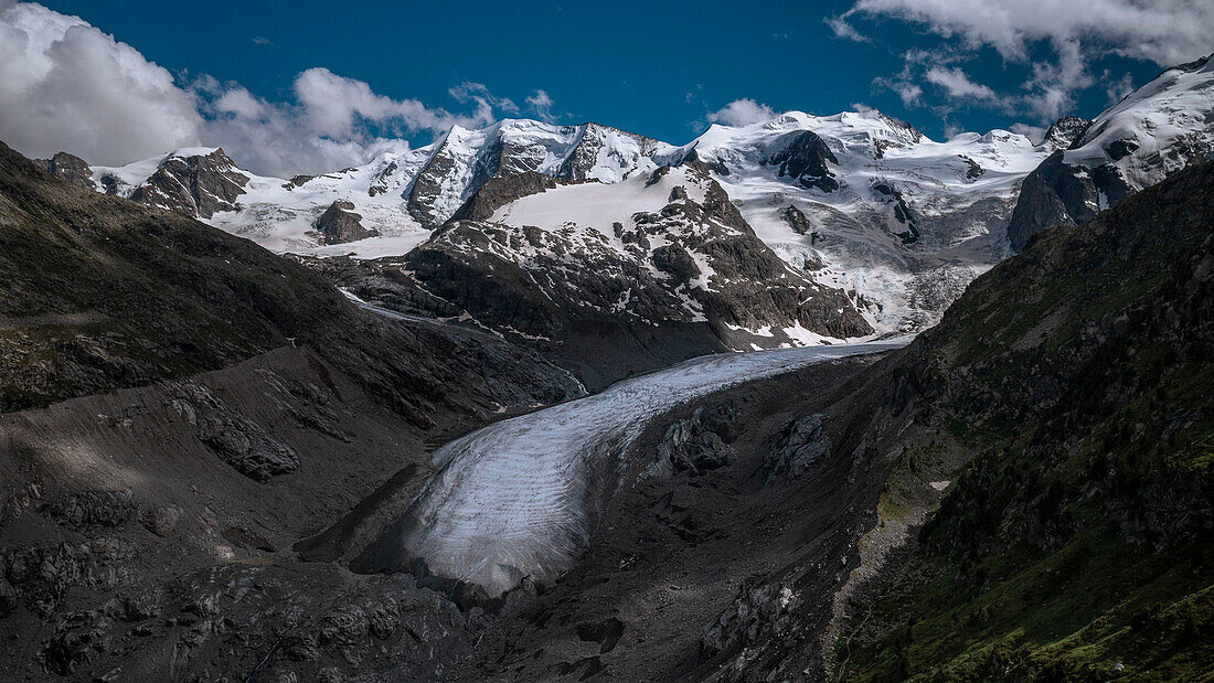 Gletscherzunge des Morteratsch Gletscher im Engadin in den Schweizer Alpen im Sommer\n