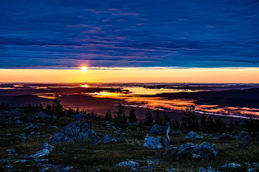 Blick vom Otsamo bei Sonnenaufgang, Inarisee im Hintergrund, Inari, Finnland