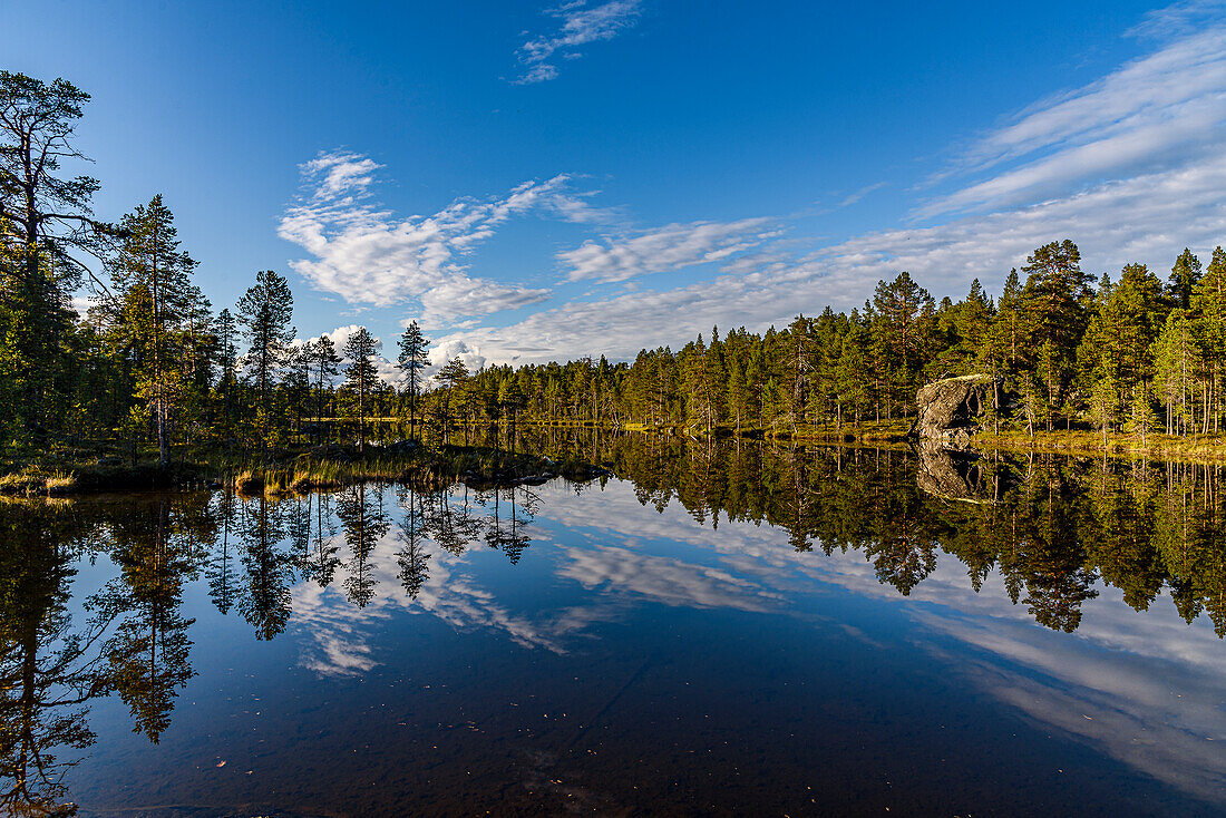 Landschaft auf der Wanderung zur Einödkirche Pielpajärvi, Inari, Finnland