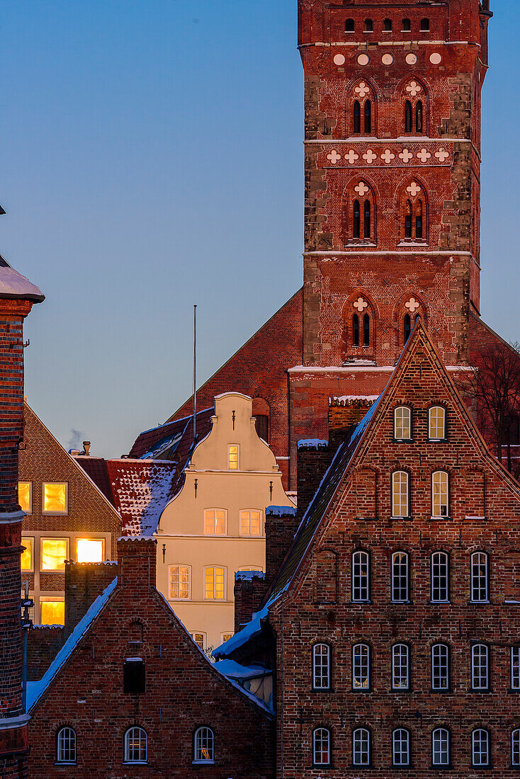 St.-Petri-Kirche mit Häuserfront am Holsten Tor, Lübeck, Lübecker Bucht, Schleswig Holstein, Deutschland