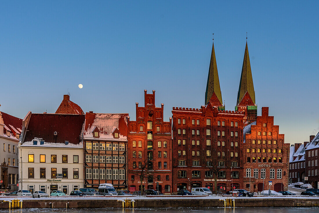 Vollmond an der Obertrave mit Blick auf Häuserfront und St. Marien Kirche, Lübeck, Lübecker Bucht, Schleswig Holstein, Deutschland