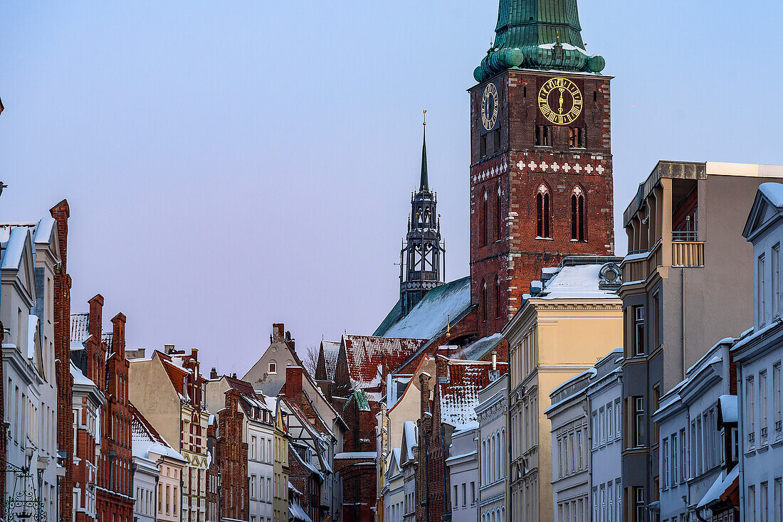 Blick entlang der Engelsgrube auf St. Jakobi Kirche, Lübeck, Lübecker Bucht, Schleswig Holstein, Deutschland