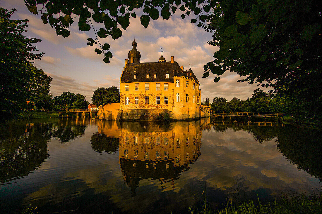 Wasserburg Gemen in Borken am frühen Morgen, Kreis Borken; Münsterland; Nordrhein-Westfalen, Deutschland