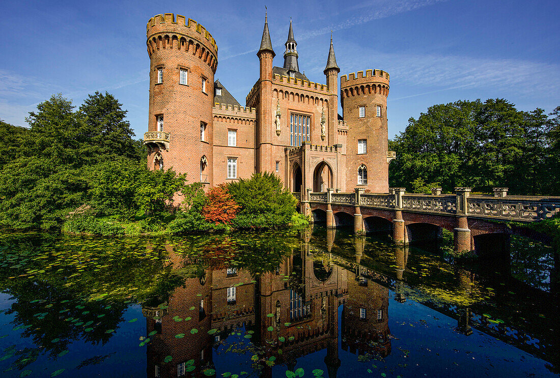 Schloss Moyland am Niederrhein im Sommer; Bedburg-Hau; Kreis Kleve; Nordrhein-Westfalen, Deutschland