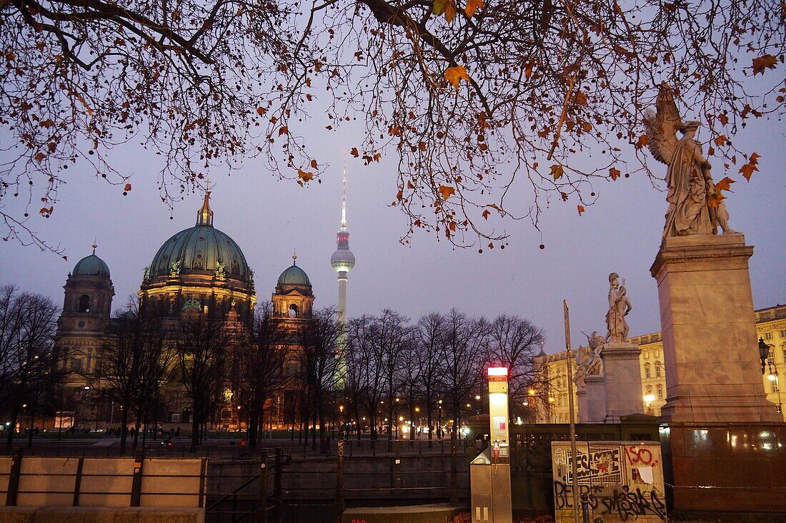 Blick zum Dom von unter den Linden, Berlin, Deutschland