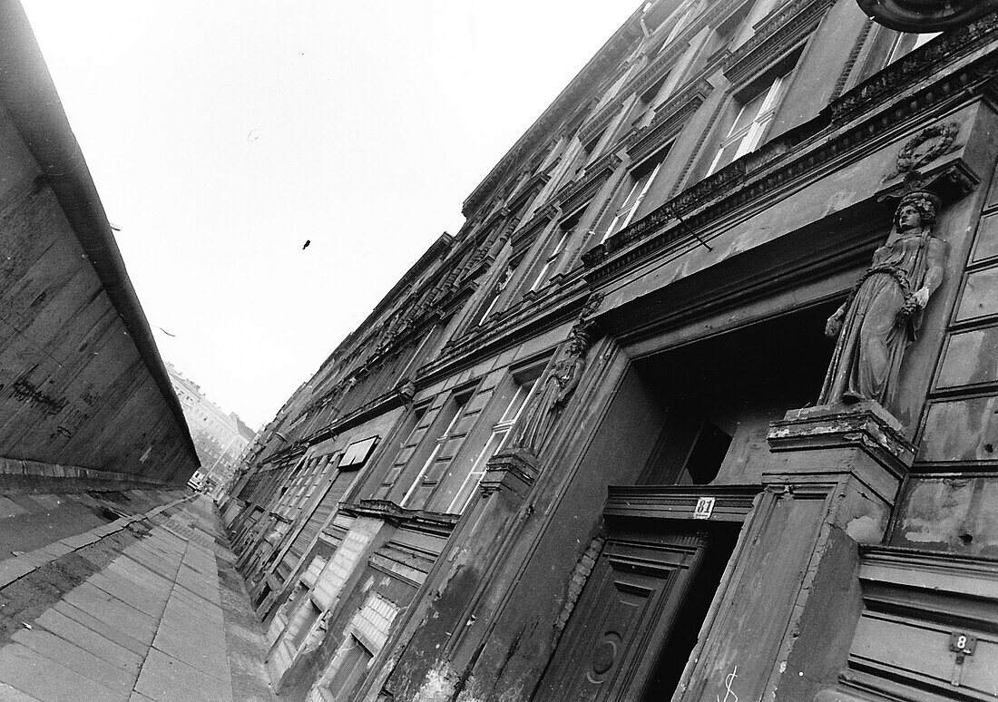 At the wall on the west side in Kreuzberg, during the GDR era, 1982, Berlin, Germany