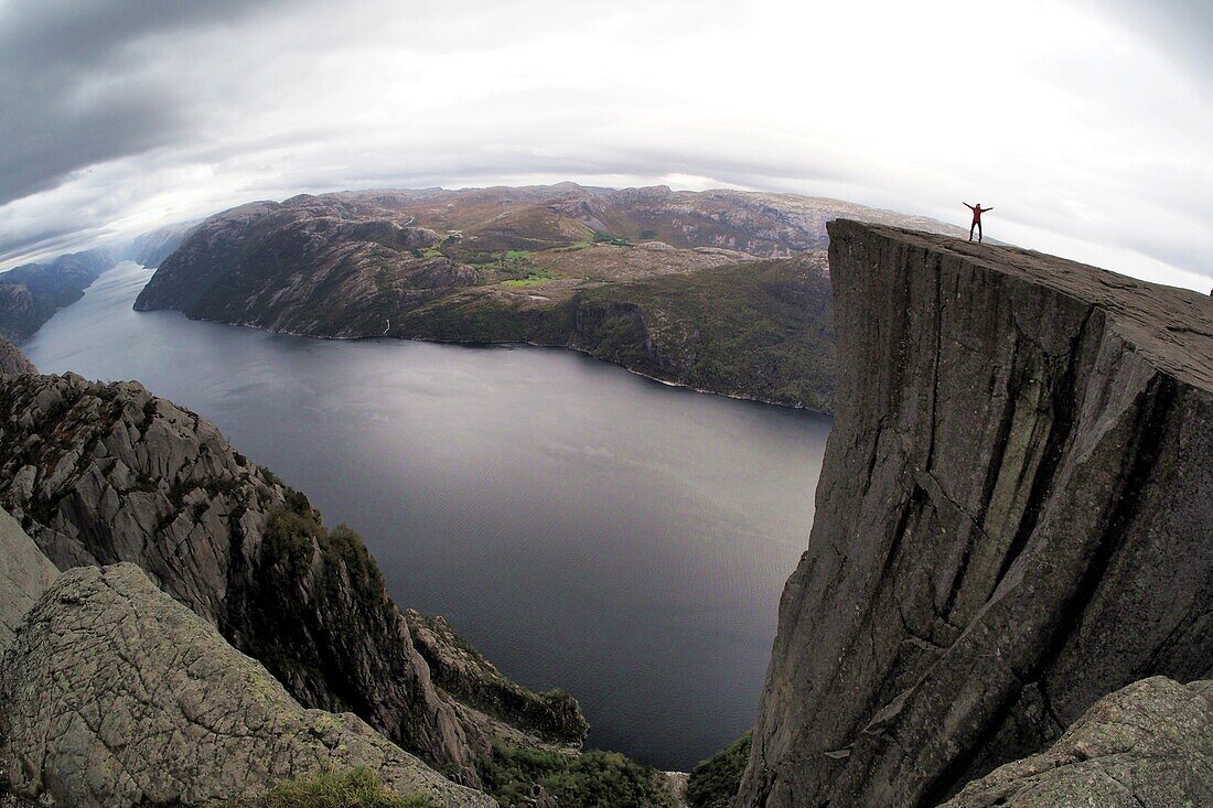 Zum Preikestolen bei Stavanger, Norwegen