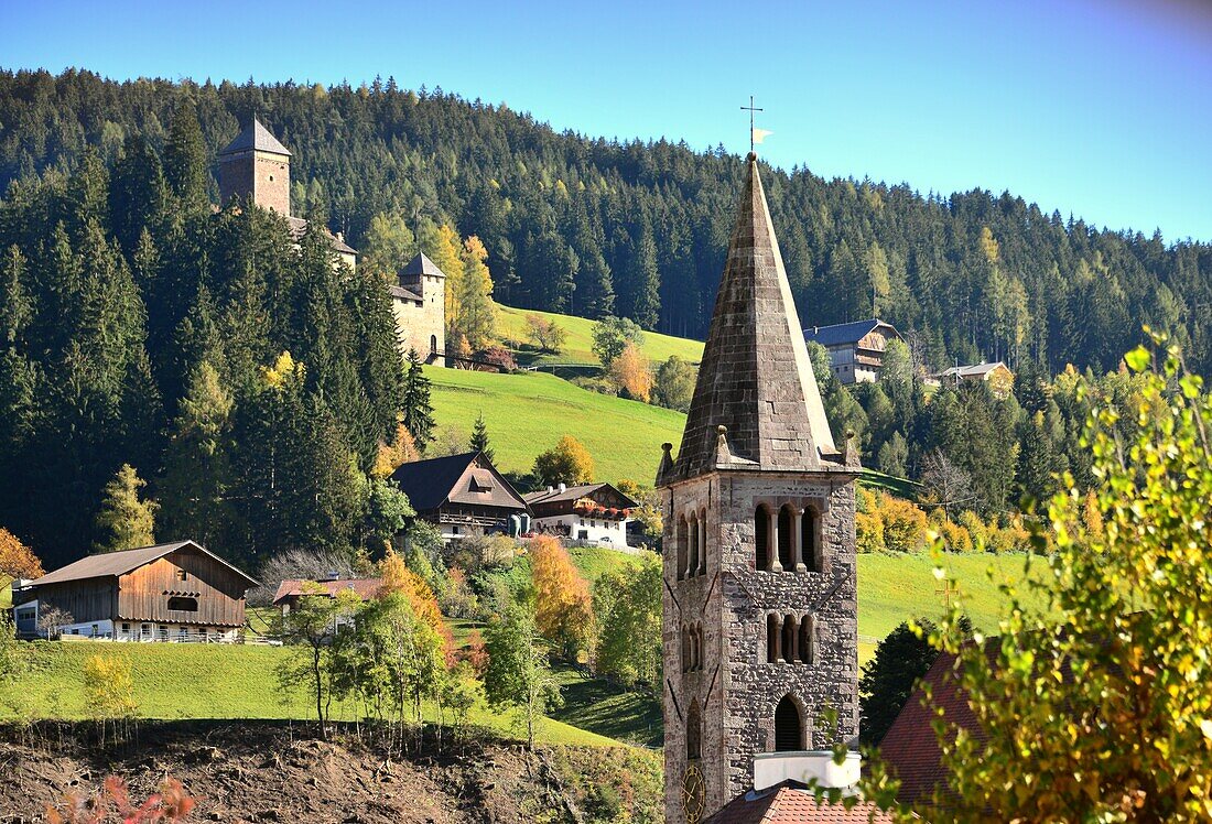 Schloß Reinegg und Pfarrkirche von Sarntein, Sarntal, Südtirol, Italien