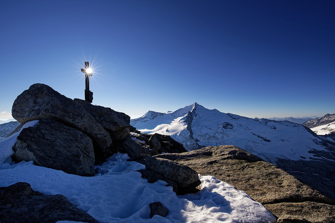 Gipfelkreuz auf dem Gipfel des Keeskogels: Im Süden der Großvenediger, Obersulzbachtal, Salzburger Land, Nationalpark Hohe Tauern, Österreich