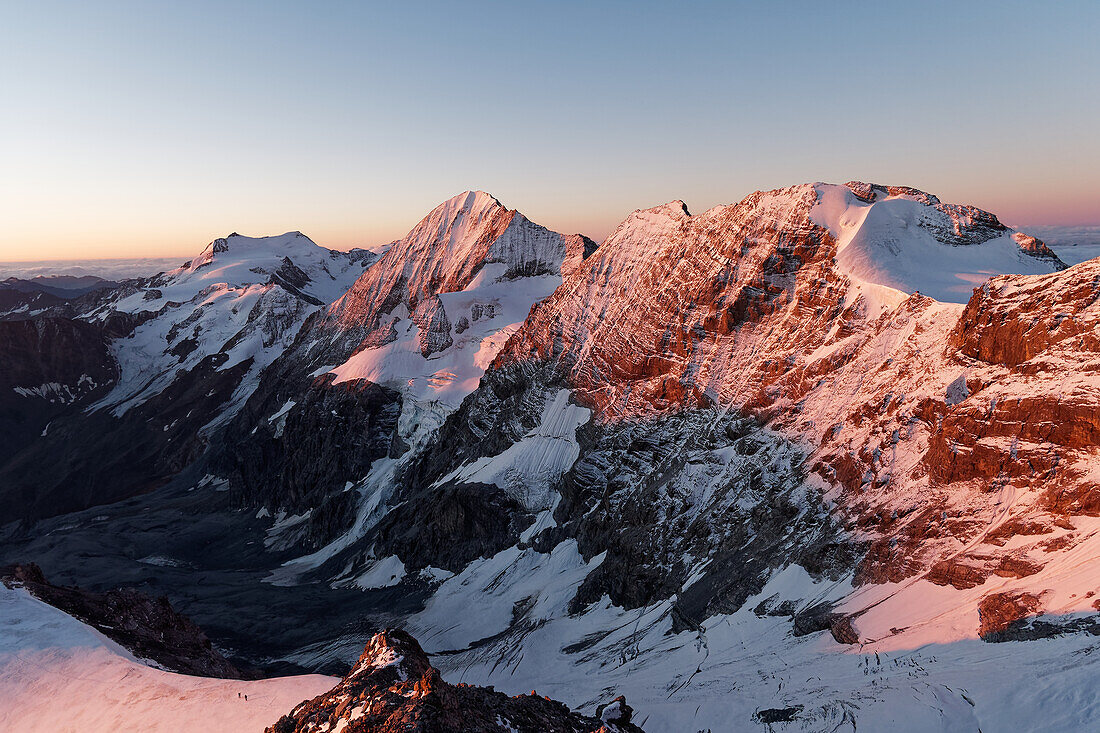 Morgens unterwegs am Hintergrat zum Ortler. Blick auf Cevedale, Königsspitze Zebru (v.l.n.r.). Ortlergebiet, Nationalpark Stilfserjoch, Südtirol, Alto Adige, Italien