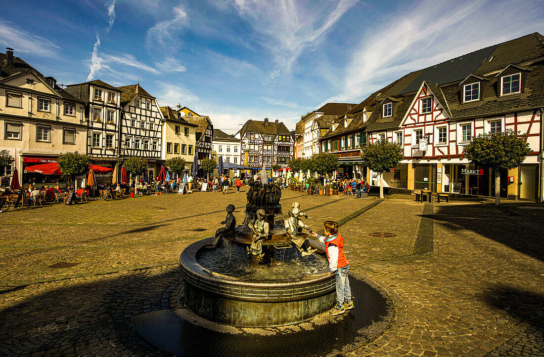 Marktbrunnen in Linz am Rhein zur Mittagszeit, Kreis Neuwied, Rheinland-Pfalz, Deutschland