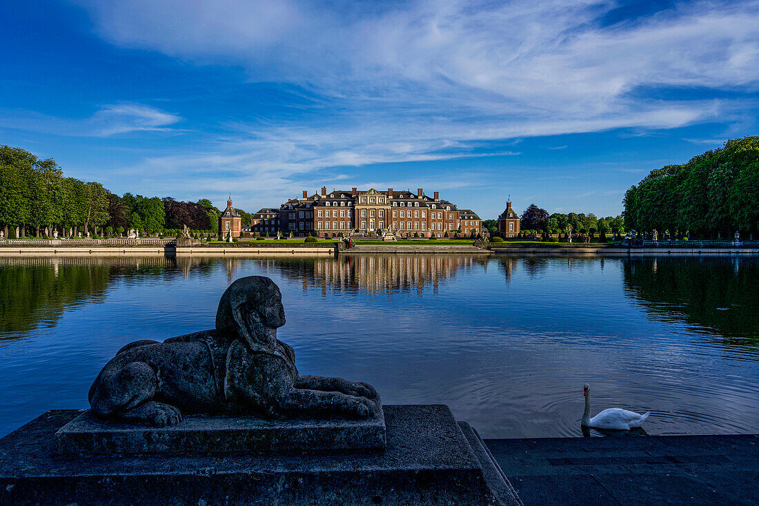 Schloss Nordkirchen zur Abendstunde mit Sphinx und Schwan, Kreis Coesfeld, Münsterland, Nordrhein-Westfalen, Deutschland