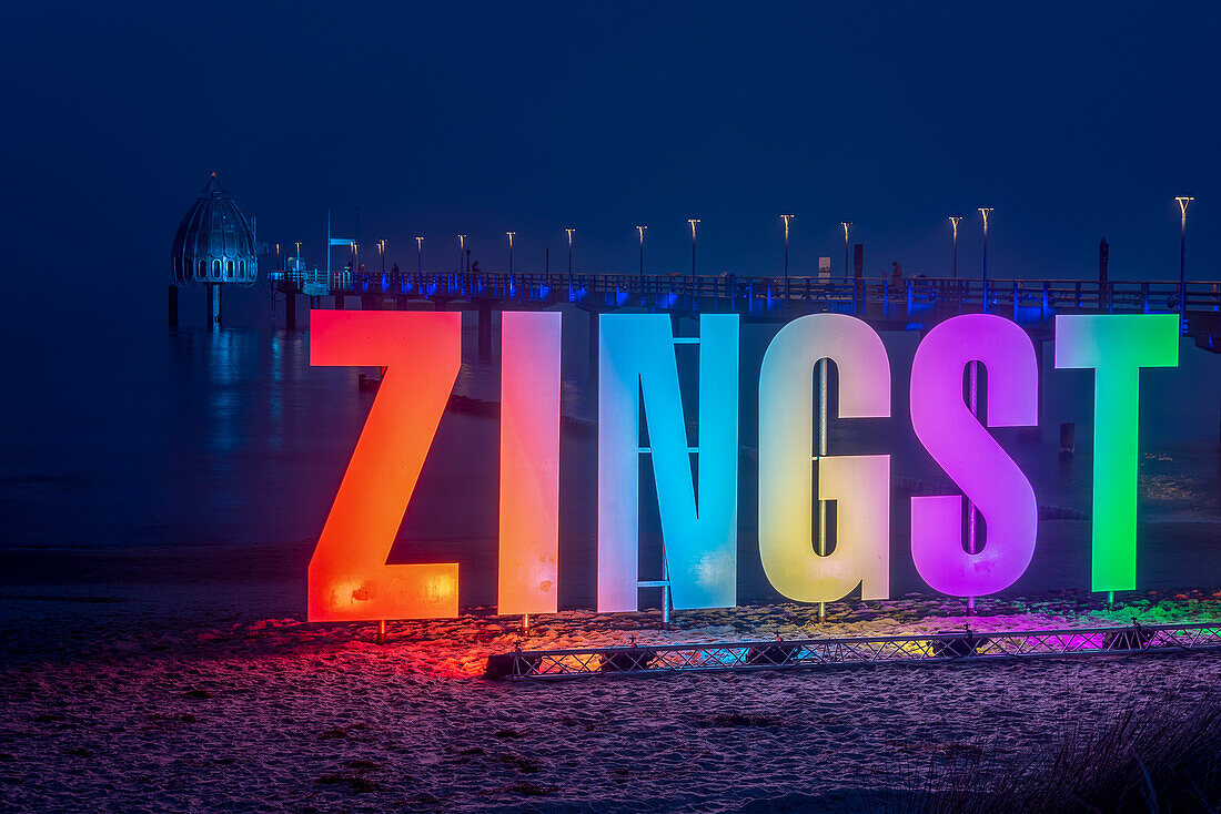 Colorful letters with the lettering Zingst, behind it the pier with the diving gondola, Zingst, Mecklenburg-West Pomerania, Germany