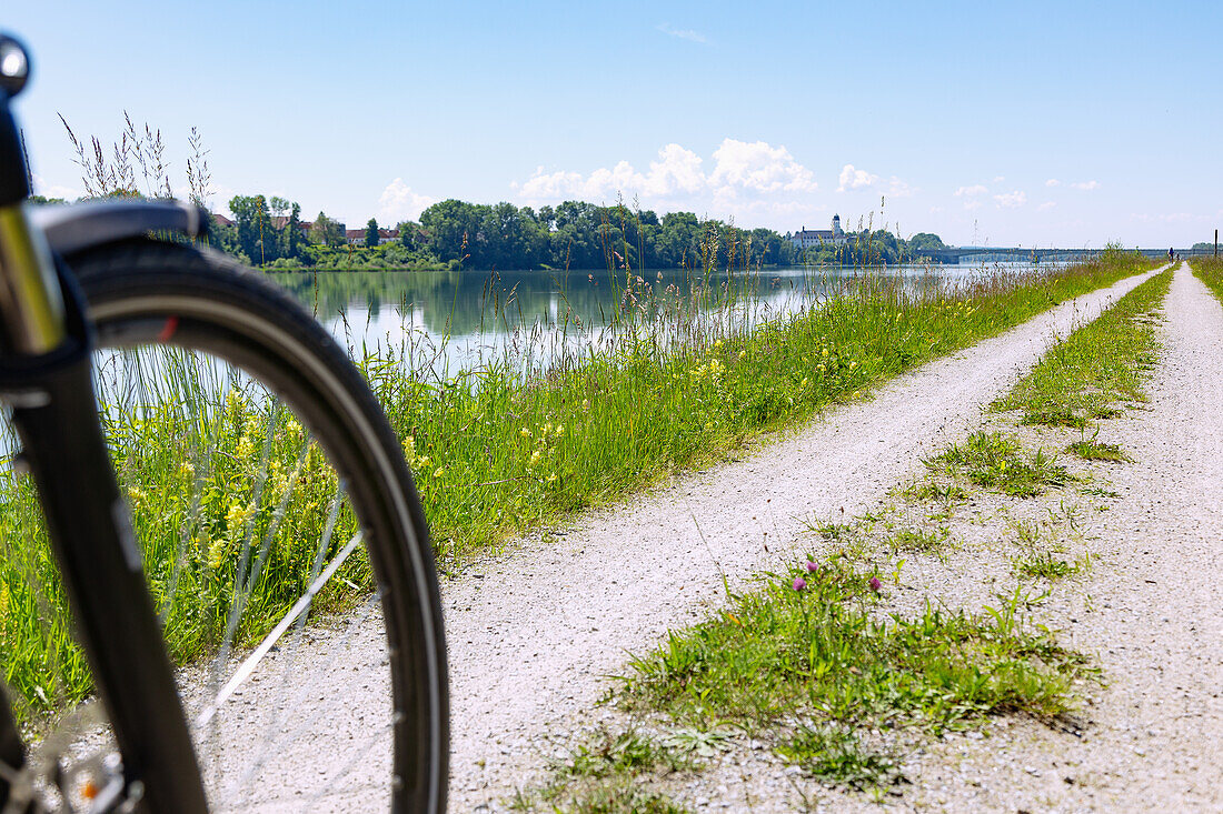 Innradweg mit Blick auf Stift Suben