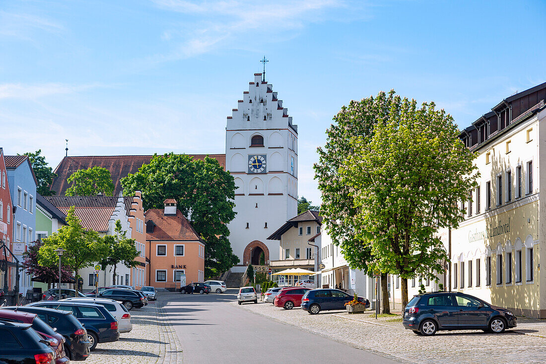 Reisbach, Historischer Marktplatz, spätgotische Pfarrkirche, Bayern, Deutschland