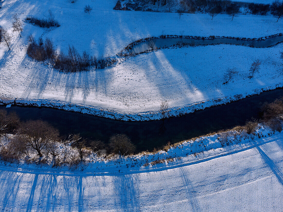 Sempttal, Flusslauf der Sempt, Winter, Luftaufnahme, Bayern, Deutschland