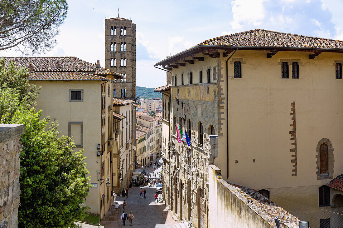 Arezzo; Palazzo Pretorio, Via dei Pileati, Campanile di Santa Maria delle Pieve