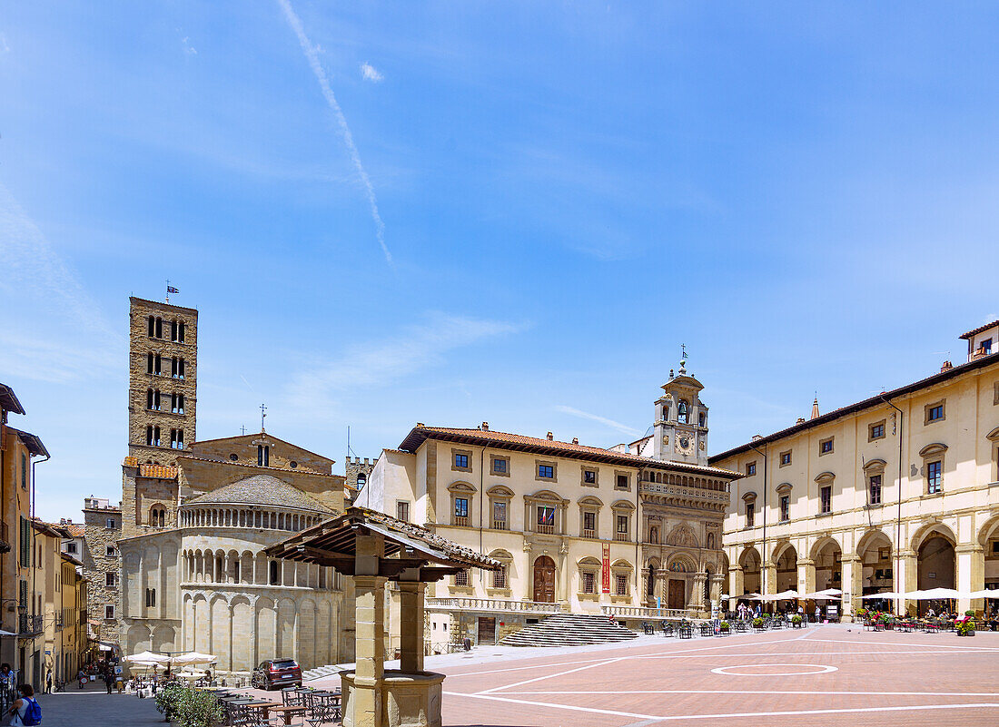 Arezzo; Piazza Grande, Pieve di Santa Maria, Palazzo della Fraternità dei Laici, Palazzo delle Logge