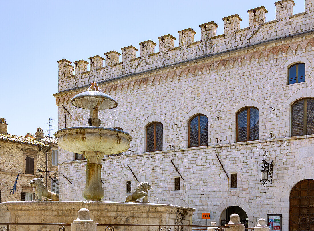 Assisi; Piazza del Comune, Fontana di Piazza