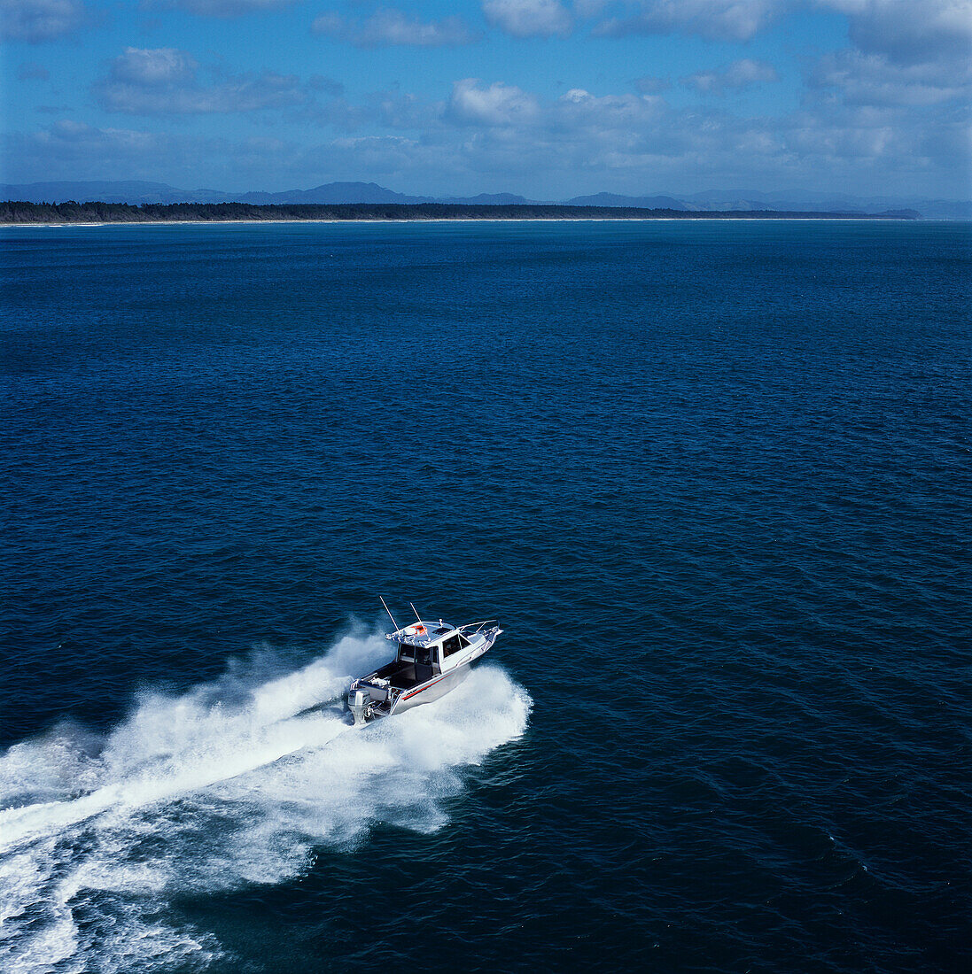 Luftaufnahme eines Schnellbootes auf ruhigem Wasser